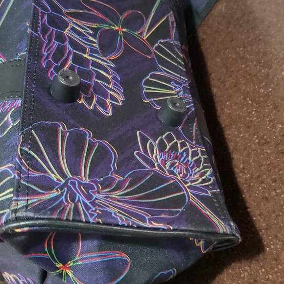 TRACKER Duffel, Gym, Travel Bag, Purple Black. Pristine Condition. Zip Top. - Picture 8 of 13